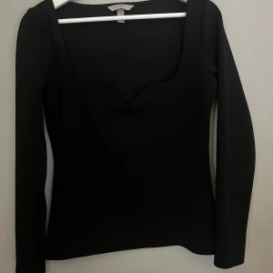 Tröja  - Säljer denna svarta långärmade t-shirt 