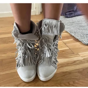 Fransskor med kilklack - Säljer dessa gråa fransskor med kilklack i mocka material. PS första bilden är lånad. 