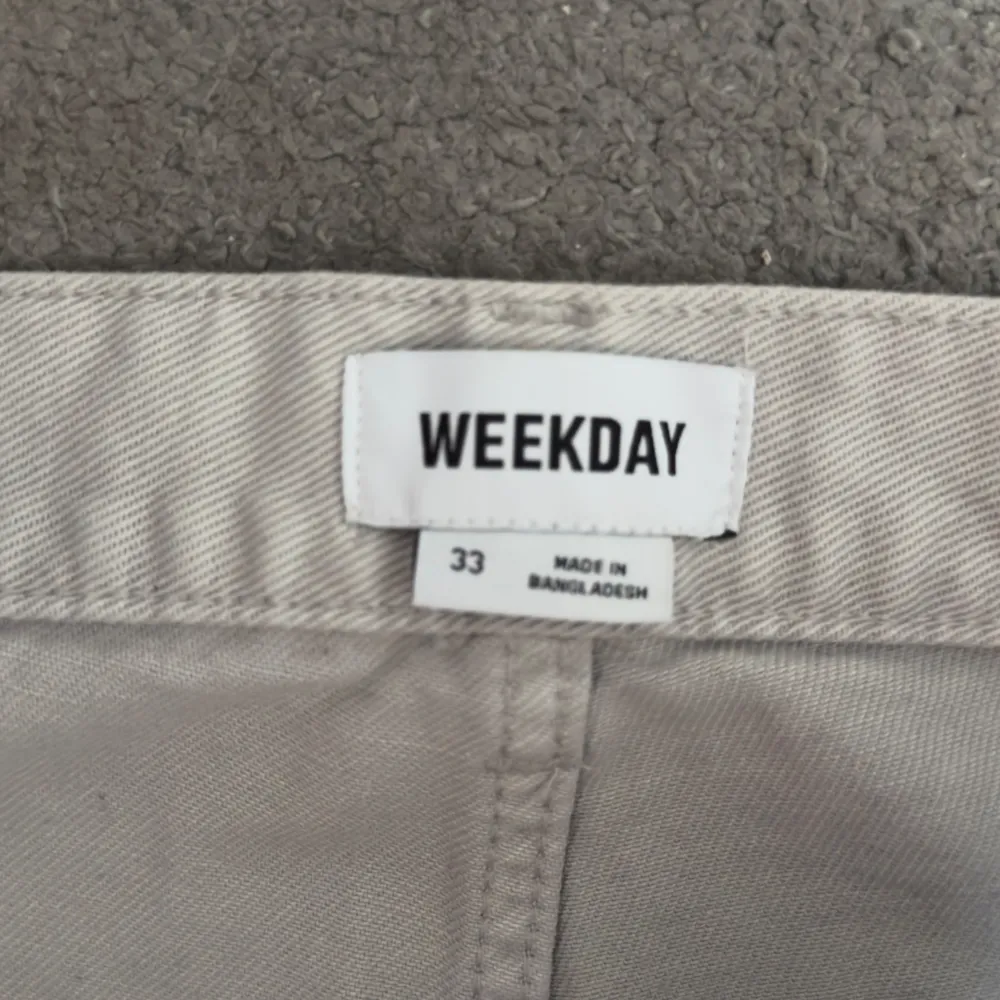 Säljer ett par aldrig använda jeans från weekday i modellen space. De är i storlek 33/34, jag har haft de ett tag men aldrig använt så de är lite tajta för min smak. De är straight leg. Köptes för 600kr.. Jeans & Byxor.