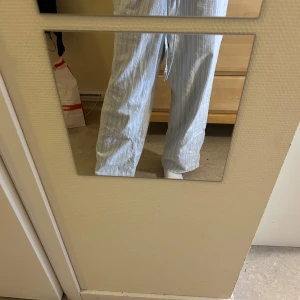 Pyjamas byxor - Randiga pyjamas byxor från h&m, oanvända, ljusblåa och vita, storlek s