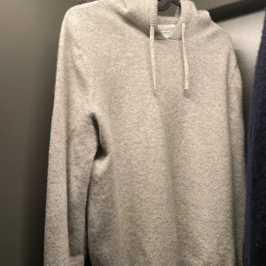 100% merinoull tröja  - ||Säljer dena gråa 100% merinoulls tröja från Ahlqvist clothing|| ||Den är sparsamt använd i endast några månader och är i ett nyskick! Inga tecken på använding!|| ||Den är i storlek xs och passar någon som är alltifrån 165-180|| ||Hör av er!||