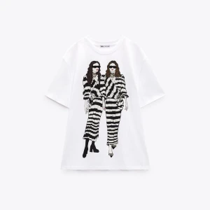 Zara t-shirt - Fint skick❣️bara att fråga om man vill ha fler bilder. Passar S- L då den är overzised! 