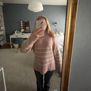 Rosa stickad - Säljer denna fina rosa stickade tröjan! Är så ledsen att sälja för den är så mysig, men kommer tyvärr inte till användning( lite nopprig)