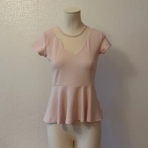 T-shirt - En gullig t-shirt i oanvänt skick. Den är anvönd en enstaka gång. Dem hat ptroligt mycket stretch. Inga trasiga sömar och inga hål i mechen. Från hals är den 49 cm lång. Måtten på dockamn finner ni i bion och den kan passa 1 till 2 storlekar större.