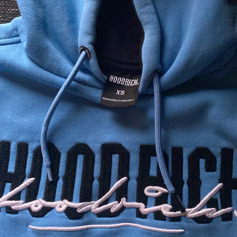 Hej! Jag säljer nu min hoodrich hoodie som är limited editon vilket betyder att den inte säljs längre, hyfsat bra skick 8/10 passar dig perfekt om du har S också. OBS om du vill ha fler bilder eller har funderingar så skriv!!. Hoodies.