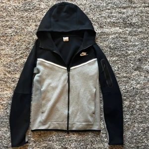 Nike tech fleece - Säljer för jag har bytt stil, bra skick förutom en litet hål på ryggen men som kanppt syns alls. Skriv om ni har frågor eller byten tack-Linus 