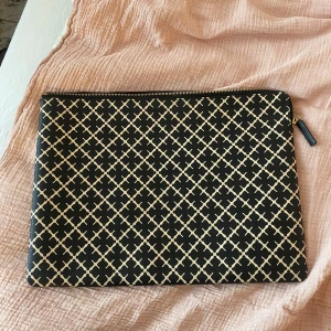 Malene Birger datorfodral  - Malene Birger datorfodral💗mycket bra skick, inga skador, köpt förra året, inte använts mycket, modellen har slutat sälja så väldigt svår att få tag på, passar de flesta datorerna, inneficka, köpt för 1600 kr, äkthets bevis finns, skicka prisförslag💗