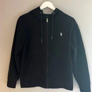 Ralph Lauren zip up  - Svart Ralph Lauren zip up i storlek s/m. Knappt använd, ny skick.