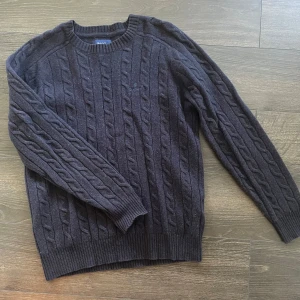 Gant stickad tröja  - Marinblå stickad Gant tröja. Storlek M. 100% ull. 