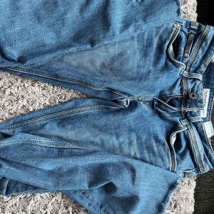 Straight pepe jeans - Blåa mid waist/low waist pepe jeans med straight leg🩷