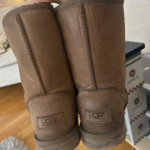 Mysiga uggs perfekta till höst🩷säljer då dom tyvärr var lite små för mig,lånade bilder från förra säljaren 