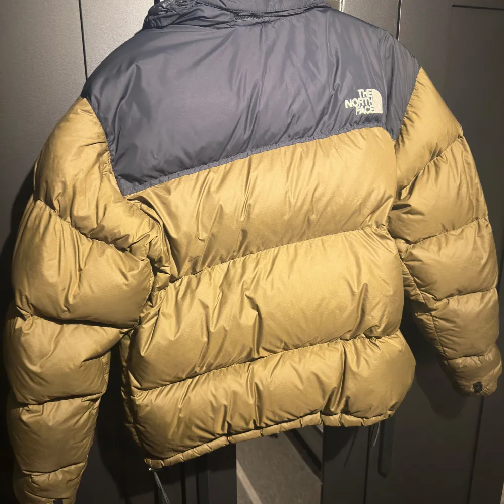 Säljer min olivgröna NorthFace jacka. Den är i bra skick och är i storlek M. Jackan är väldigt varm och passar perfekt till vintern. . Jackor.