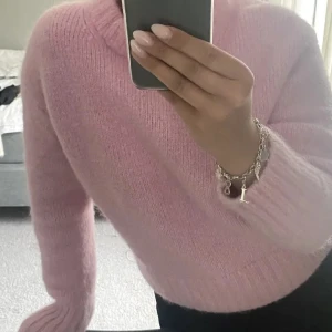 Rosa stickad tröja - Säljer en supermysig rosa stickad tröja som är perfekt nu inför hösten 💕 köpt här på Plick men aldrig använd 💕