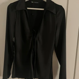 Satinblus - Blus från Zara med två knyten framtill💕 Bra skick
