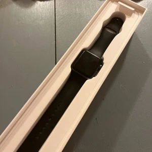 Apple-Watch series 3 - En mycket bra klocka som är i ett bra skick👍😁