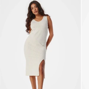 vit klänning vero moda  - Klänning från veromoda med en slits. Storlek S, aldrig använd ☺️ 