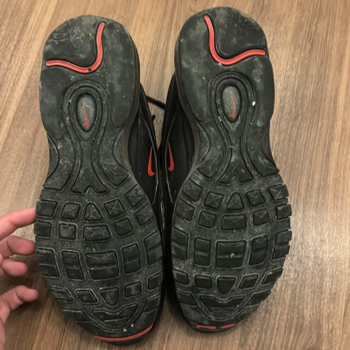 Svarta Nike Air Max 97 med röda detaljer - 91