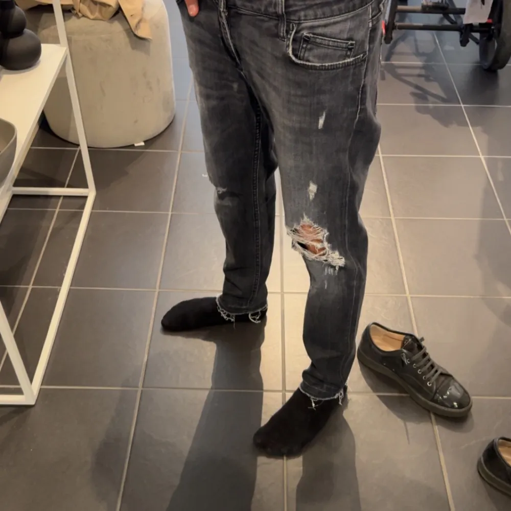 Riktigt feta dondup jeans till salu, Storlek W29🤩 schyssta slitningar med en riktigt snygg färg!. Jeans & Byxor.