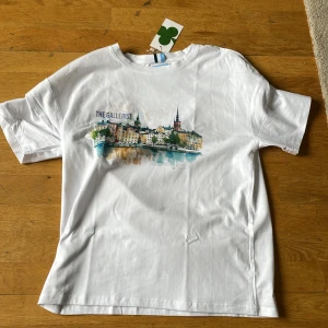 The Gallerist tshirt  - Tja! Säljer just nu denna sjukt snygga The Gallerist tshirt. Tshirten är i storlek Small och är oanvänd, lapparna sitter frf kvar. Tröjan passar dock även M och har regular fit🙌 Tröjan säljs för 550 kr og, mitt pris: 300! Pris ej hugget i sten 🤝💯