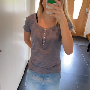 Söt blus - Världens gulligaste blus som jag köpte second hand men som tyvärr var för stor❤️är i storlek 36 men jag skulle säga att den passar dom med s/m Är i jättebra skick