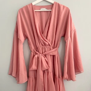 Smutsrosa klänning - Jättefin rosa klänning från NA-KD. Tunt material (inte see through pga underkjol). Helt oanvänd💗