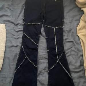 Jätte snygga mörkblåa jeans med design. Har bara använts få tal gånger så är i väldigt bra skick. Önska bättre bilder på jeans så skriv gärna! 