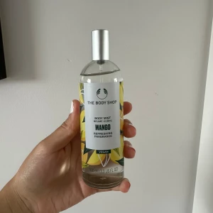 Body mist mango - Säljer min body mist mango ifrån the body shop, för den aldrig har kommit till användning. Den luktar fräscht och sött 🥭