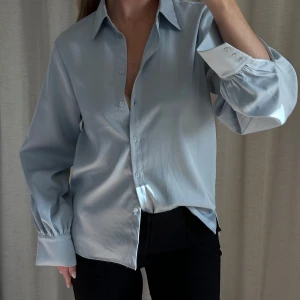Blus - Blus från NA-KD, använd fåtal gånger och i väldigt fint skick! Lyxig look 🩵