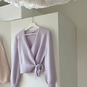 Omlottkofta  - Såå fin omlottkofta från & other stories, i den perfekta lila färgen💜perfekt nu till hösten o vintern❄️ ordinarie pris: 490 kr • Fint skick, endast använd några få gånger!! INGA TECKEN PÅ ANVÄNDING Bara att höra av sig vid frågor eller intresse🥰🥰