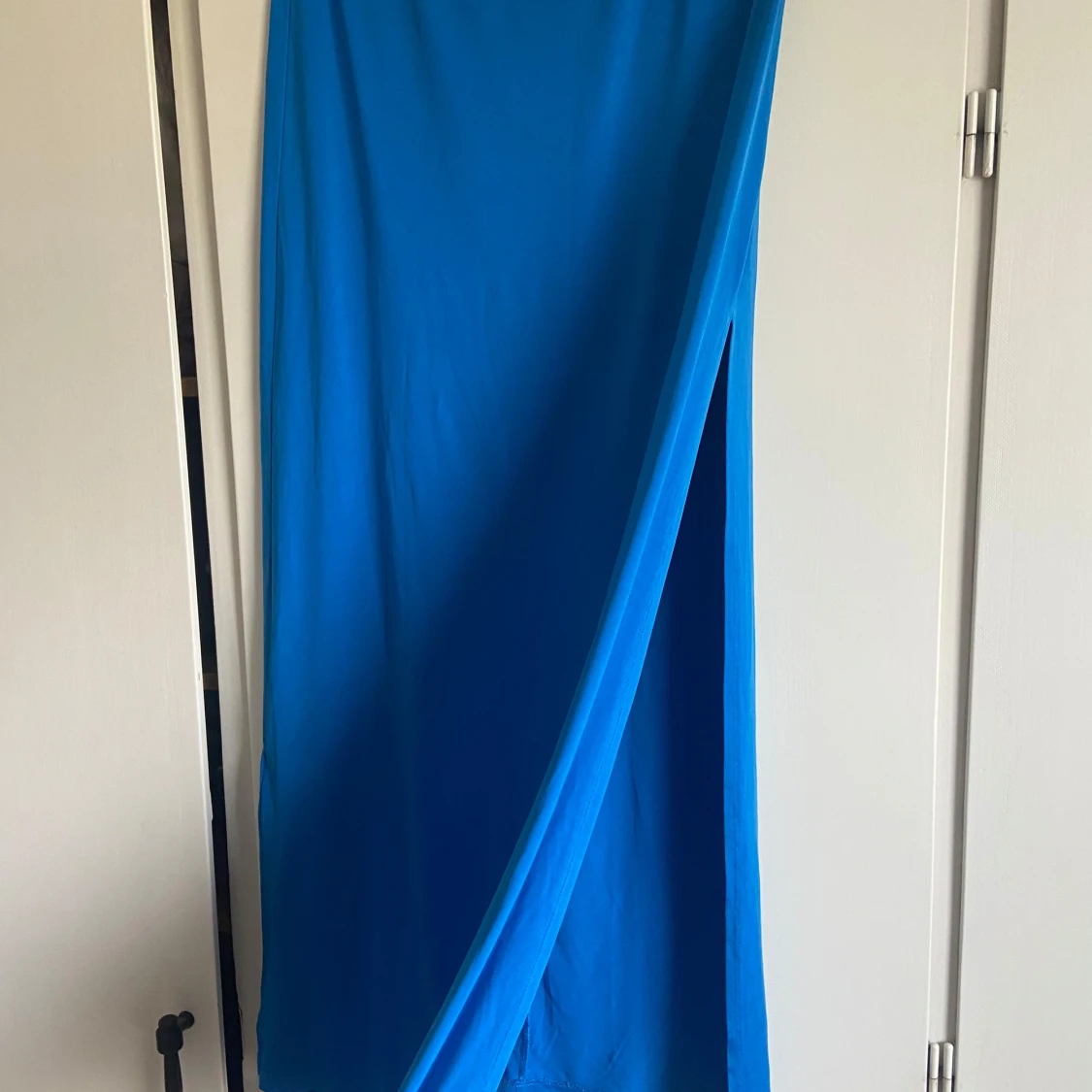 Blå långklänning med slits - 91