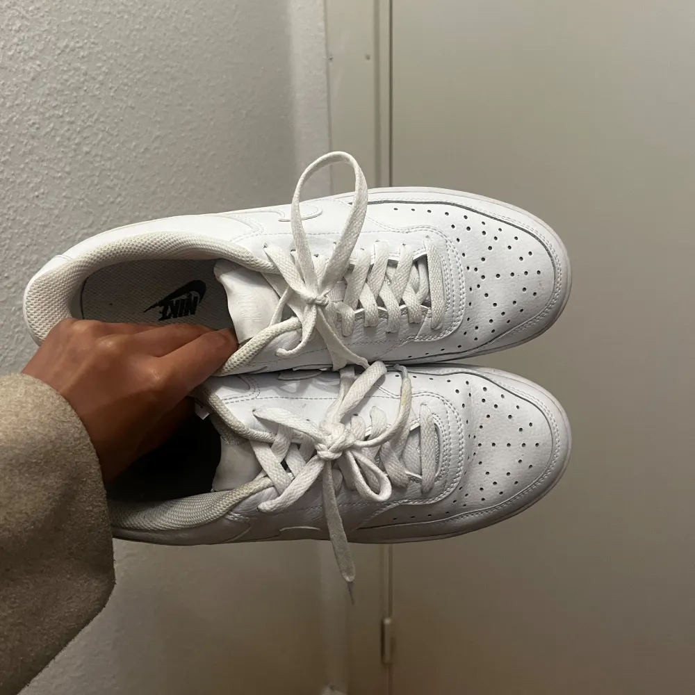 Nike air force skor, använda vid tre tillfällen. Stl 43. Pris kan diskuteras. . Skor.