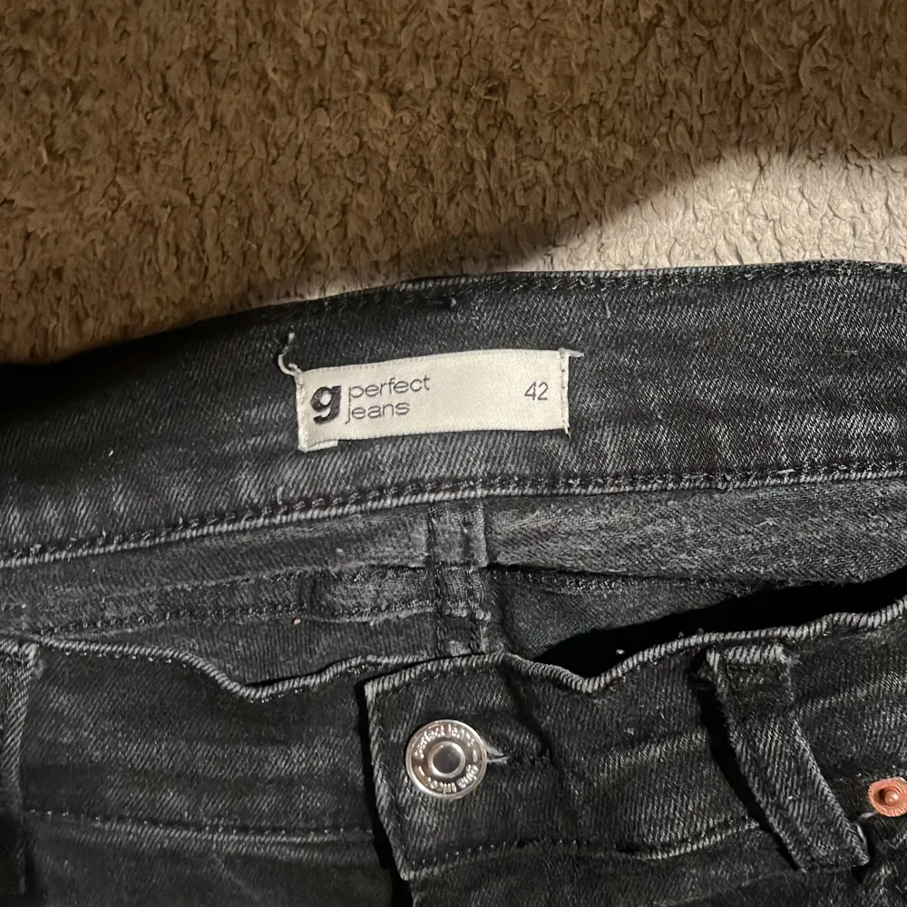 Svarta flare jeans ifrån Gina. ”Perfect jeans”. Säljer på grund av att jag rensar garderoben. Dem är i bra skick. Säljer dem för 270kr + frakt. Storlek 42 men passar även 40. Jeans & Byxor.