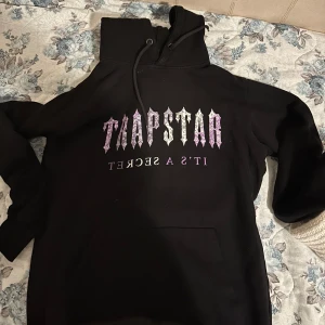 Trapstar Hoodie - En trapstar hoddie som jag har köpt direkt från deras hemsida. Passar inte min stil längre. Storlek S men passar M också. Köptes för runt 1200 kr.