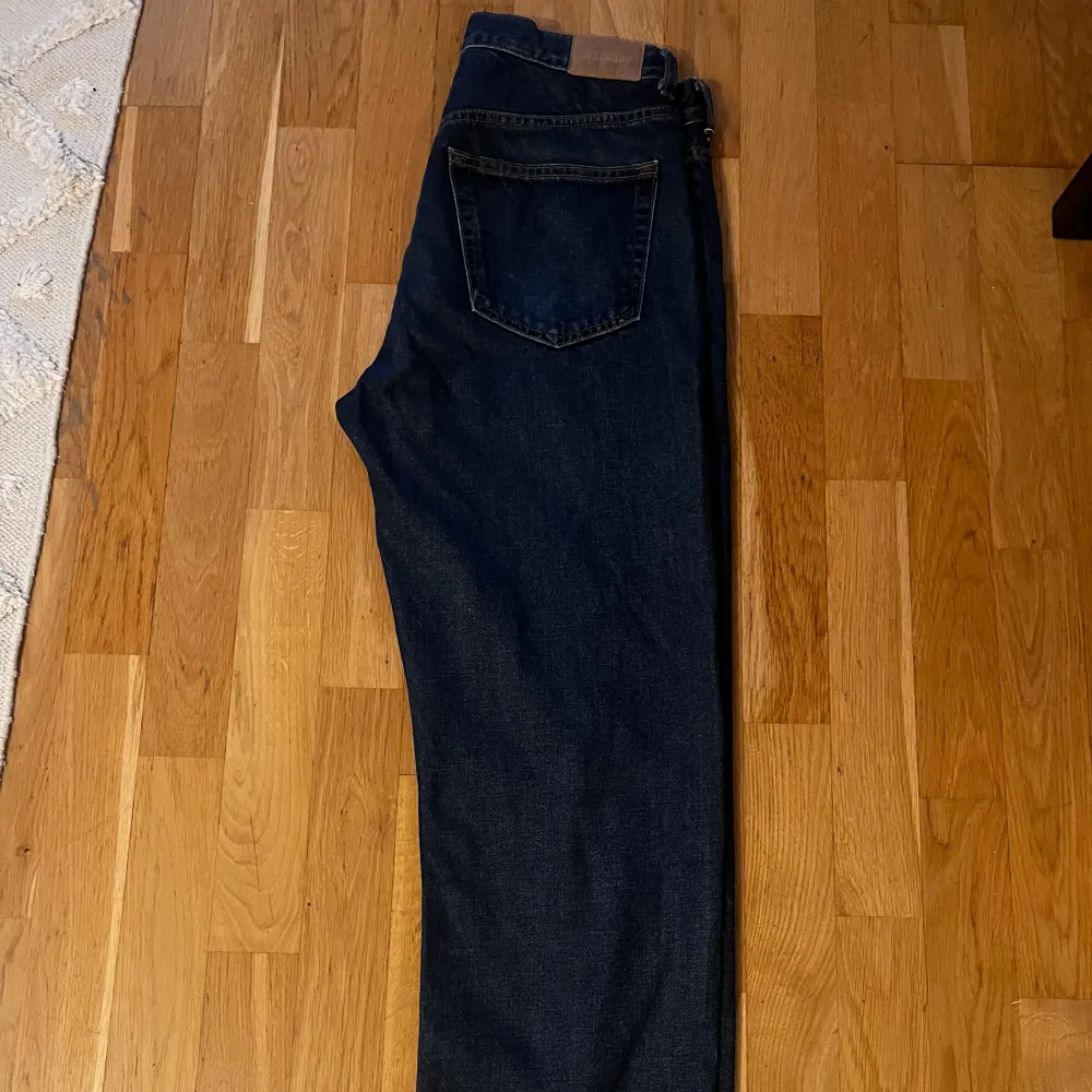 Blåa weekday jeans med en relaxed straight fit. Extremt sköna och snygga. Sitter perfekt vid skorna och ännu bättre om han har lite bulkigare skor.  Modellen på jeansen är: Space Relaxed Straight Jeans. . Jeans & Byxor.