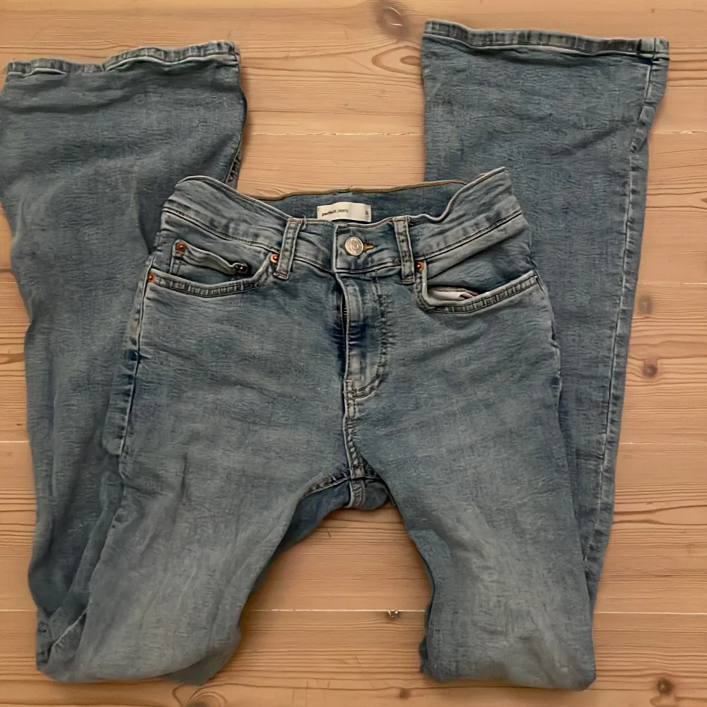 Snygga midwaist bootcut jeans från Gina 💓 Stprlek 34, använd sparsamt inga defekter . Jeans & Byxor.