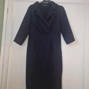 Kavajklänning - Kavajklänning från Awesome Apparel. Använd 1 gång ett par timmar, som ny. Nypris 1652 kr. Insydd vid urringningen. Storlek 42.