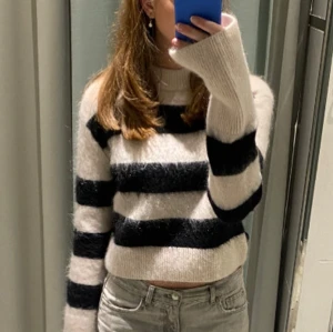 Stickad tröja hm - Säljer denna stickade tröja från hm. Mycket bra skick. Storlek M