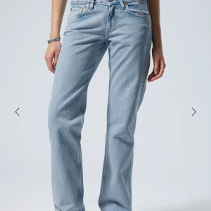 Jeans  - Säljer dessa ljusblå jeans från weekday i storlek W27 L32. De är nästan aldrig använda så de är i mycket fint skick. 