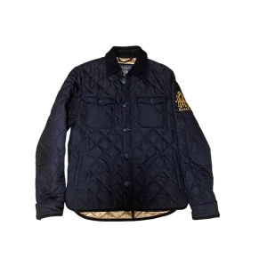 Morris jacka - Morris quiltad jacka • Storlek M • Bra skick, inga defekter • Nypris: 2200kr • Svarar gärna på frågor eller funderingar 