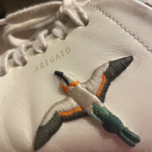 Axel arigato skor - Intressekoll på dessa arigatoskor! Dom är väll använda men i gott skick. Skriv om du är intresserad!