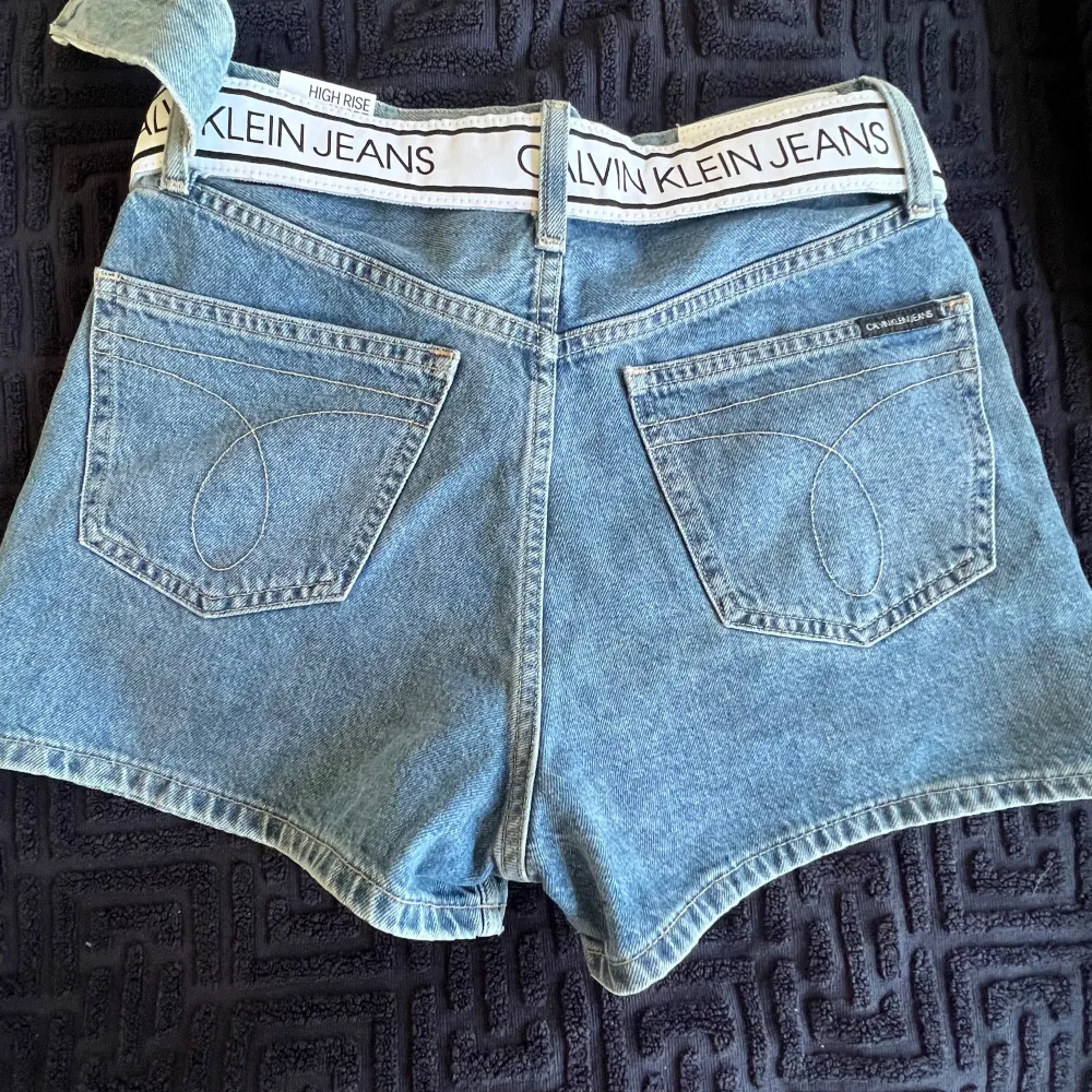 Säljer mina shorts som är helt nya med prislapp kvar säljer pågrund av dem inte kommer att gå till användning mer . Shorts.