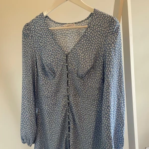 Blå leopardklänning - Superfin blå leopardmönstrad klänning från Nelly. Aldrig använd. Knappar i mitten så att man får en fin passform. 