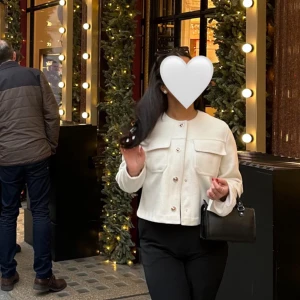 Jacka zara 💕💕 - Säljer min supersöta jacka från zara som ej kommer till användning längre. Den användes bara under november-december 2023, fortfarande i nyskick!  Storlek M