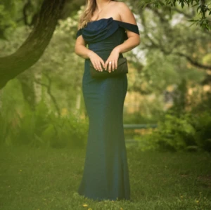 Balklänning - Säljer denna sjukt bekväma och fina balklänning. Köpt från bubbelroom i våras, använd en gång (studentbal)💕