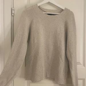 Beige stickad  - Beige stickad i bra skick men har blivit lite knottrig, passar xs-m💞