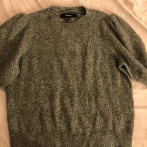 Stickad puffärms t-short från veromoda - Säljer denna fina gröna stickade ”t-shirt” med puffärmar från veromoda!💖 strlk S och använd fåtal gånger. Lite nopprig men inget man tänker på! Köparen står för frakt❤️ TRYCK EJ PÅ KÖP NU