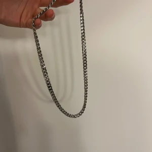 Stål halsband  - Säljer detta helt nya stål halsband i bra skick. Med snyggt och trendigt kedjemönster. Hör gärna av dig om du har fler frågor. 