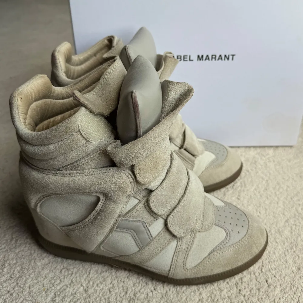 Säljer mina isabel marant beckett sneakers i 37! Så snygg beige färg🌟 Perfekta nu till hösten och passar till allt! Skriv för fler bilder💗 Har kvitto från Vestiaire Collective ❤️. Skor.