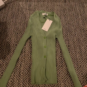 Kofta - Stickad kofta från mango som aldrig är använd!