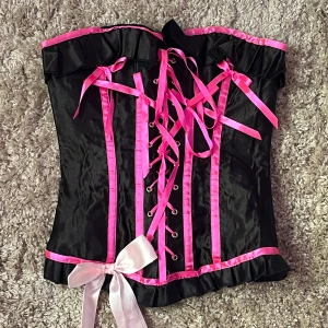 svart korsett m detaljer - så cool men passar inte mig❤️‍🩹köpt second hand men endast provad och aldrig använd av mig, i fint skick utan defekter💓